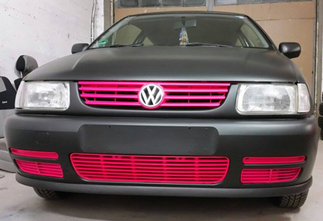 Kühlergrill folieren mit mibenco Spray neon-pink