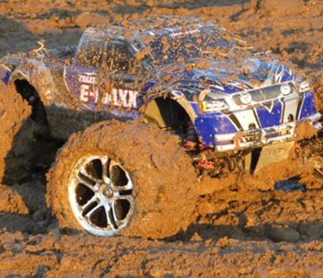 Mit mibenco Modellbau Farben lackiertes Modellauto fährt durch Offroad Gelände